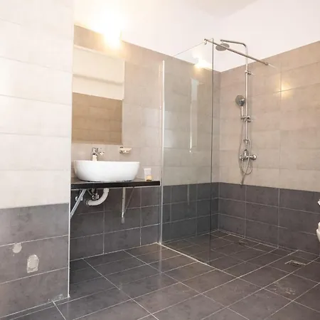 1 Bd Ginger Gold Apt Getaway With Shared Pool Apartment