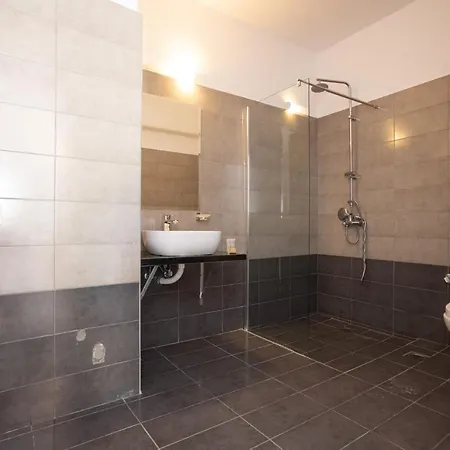 1 Bd Ginger Gold Apt Getaway With Shared Pool Apartment