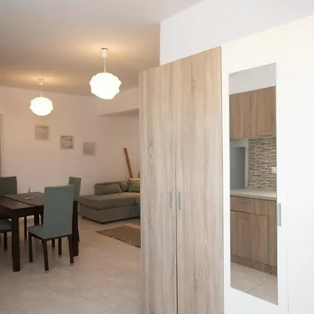 Apartment 1 Bd Ginger Gold Apt Getaway With Shared Pool Plintri