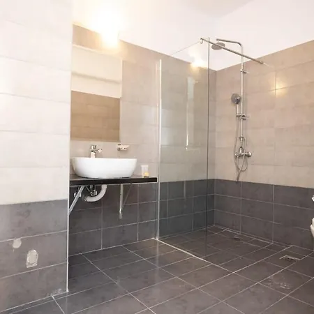 1 Bd Ginger Gold Apt Getaway With Shared Pool Apartment